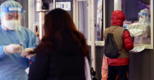 [서울포토]선별진료소 검사 받는 시민들