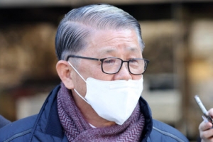 최신원 횡령에 그룹 차원 가담? SK 재무담당 前임원 소환 조사