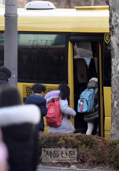 지난 15일 ‘사교육 1번지’로 불리는 서울 강남구 대치동 학원가에서 영어학원 수업을 마친 초등학생들이 셔틀버스에 타고 있다. 코로나19로 10인 이상 대면수업이 금지됐던 수도권 학원은 지난달 18일부터 ‘8㎡당 1명’ 기준 안에서 운영이 재개됐다.  박윤슬 기자 seul@seoul.co.kr