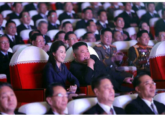 김정은 북한 국무위원장이 지난 16일 부인 리설주 여사와 함께 김정일 국방위원장 생일 기념공연을 관람했다고 노동신문이 17일 보도했다. 리 여사는 지난해 1월 25일 설 명절 기념공연 관람 이후 약 1년 1개월 만에 공개 석상에 모습을 드러냈다. 노동신문 연합뉴스