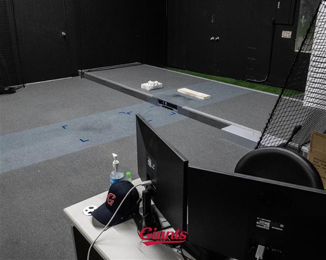 선수가 투구를 마치면 피칭랩에 설치된 컴퓨터에 실시간으로 3D 화면이 전송된다.  롯데 자이언츠 제공