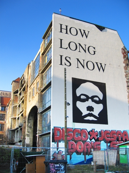 타헬레스 벽면에 남아 있던 전설적인 문구, ‘HOW LONG IS NOW’. 분명 뭔가를 묻는 말이지만 물음표는 없다.