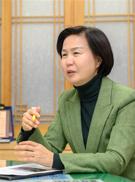 김수영 양천구청장이 17일 구청에서 가진 서울신문과의 인터뷰에서 올해 구정 목표에 대해 “디지털 기술로 인한 변화는 영역을 초월해 변화무쌍하게 나타나기 때문에 과감한 혁신과 도전으로 코로나 위기에 맞서 대응해야 한다”고 설명하고 있다. 양천구 제공 김수영 양천구청장이 17일 구청에서 가진 서울신문과의 인터뷰에서 올해 구정 목표에 대해 “디지털 기술로 인한 변화는 영역을 초월해 변화무쌍하게 나타나기 때문에 과감한 혁신과 도전으로 코로나 위기에 맞서 대응해야 한다”고 설명하고 있다. 양천구 제공