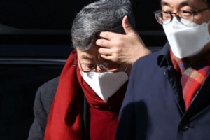 [포토] ‘머리 만지는’ 김준기 전 DB그룹회장 법정으로