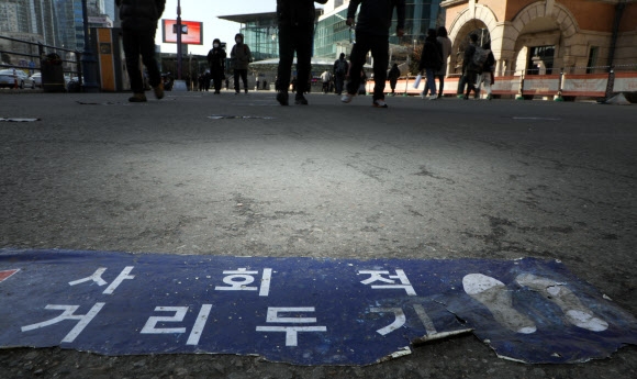 18일 서울 한 임시선별진료소 바닥에 붙은 거리두기 안내문이 낡은 모습이다. 2021.2.18 연합뉴스