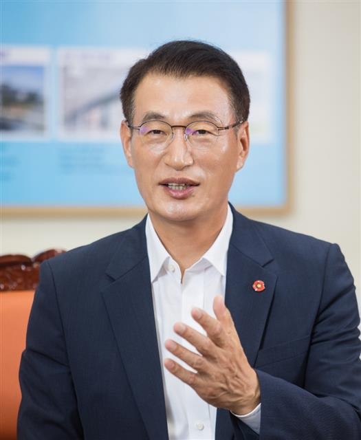 문대림 제주국제자유도시개발센터(JDC) 이사장이 18일 서울신문과의 인터뷰에서 개발 패러다임에서 벗어나 환경·생태와 평화·인권 등 제주의 가치를 발현시켜 나가는 제주국제자유도시 조성을 위해 힘을 쏟겠다고 밝히고 있다. JDC 제공