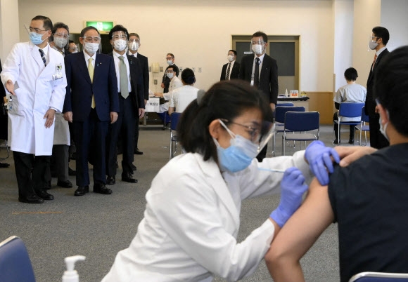 코로나19 백신 접종 현장 찾은 스가 일본 총리