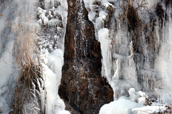 우수 지나 한풀 꺾이는 추위
