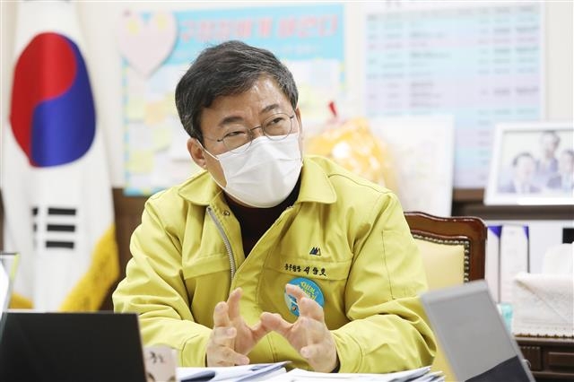 서양호 서울 중구청장이 지난 15일 구청 집무실에서 서울신문과 가진 인터뷰에서 구청이 책임지는 방과후학교 활성화에 대해 설명하고 있다. 중구 제공