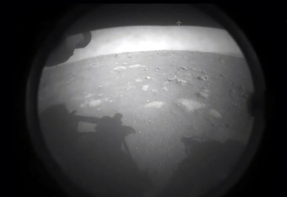 화성 탐사 로버가 촬영한 착륙지점 주변 사진
