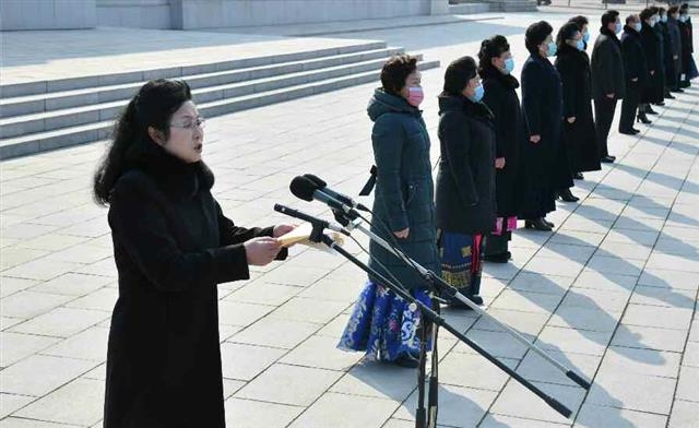 북한 여성 근로자 단체 궐기대회서 연설하는 참가자