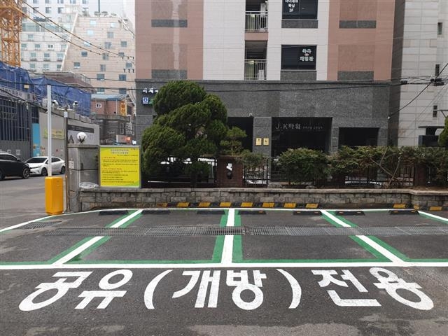 공유주차장으로 활용되는 서울 관악구 청룡동의 새봉천교회 주차장. 관악구 제공