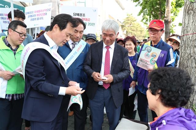 박겸수 강북구청장이 지난해 5월 미세플라스틱으로부터 해양오염을 방지하기 위한 범구민운동에 참여해 주민들에게 담배꽁초의 유해성을 설명하고 있다. 강북구 제공