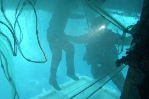 살인적 파도에 40시간… 뒤집힌 배 안에서 죽음 뒤집은 사투