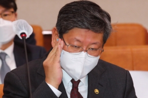 [서울포토] ‘긴장’ 땀 닦는 이용구 법무차관