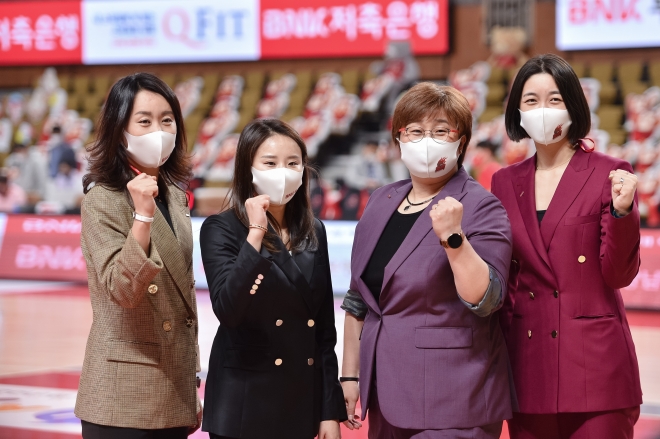 왼쪽부터 여자프로농구 BNK 변연하, 최윤아 코치 유영주 감독, 양지희 코치. WKBL 제공