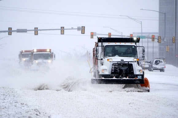 ‘겨울 폭풍’으로 폭설 내린 도로 정리하는 미 제설 차량