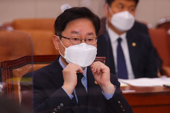 박범계 법무부 장관이 22일 오전 국회에서 열린 법제사법위원회 전체회의에 참석해 마스크를 만지고 있다. 2021. 2. 22 김명국 선임기자 daunso@seoul.co.kr