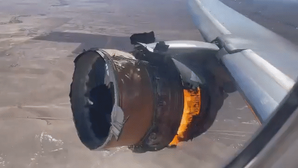 화염에 휩싸인 유나이티드항공의 보잉 777 여객기 엔진.  트위터 동영상
