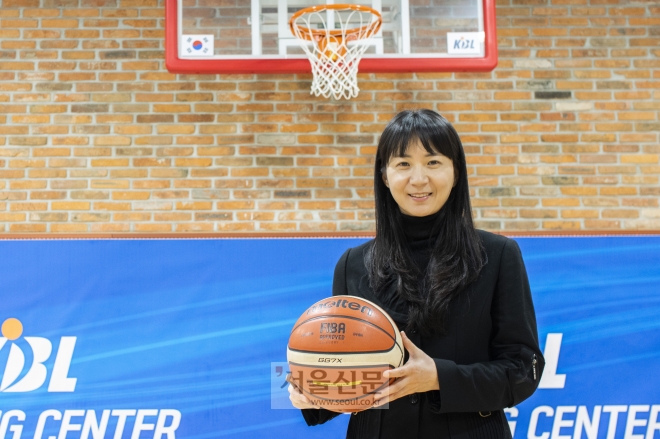 홍선희 심판이 지난 10일 서울 강남 KBL센터 지하 트레이닝실에서 농구공을 들고 미소 짓고 있다.