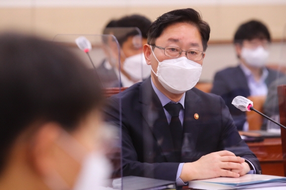 박범계 법무부 장관이 22일 오전 국회에서 열린 법제사법위원회 전체회의에서 의원들의 질문에 답변하고 있다.2021. 2. 22 김명국 선임기자 daunso@seoul.co.kr