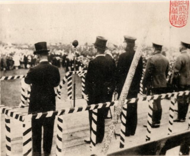 1932년 4월 29일 훙커우공원에서 개최된 천장절 기념식 단상에 일본 요인들이 도열한 모습. 일본 국회도서관