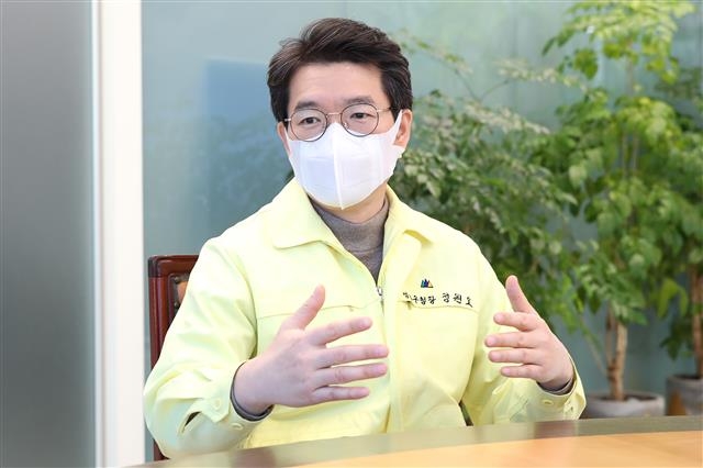 정원오 서울 성동구청장이 22일 구청 집무실에서 가진 서울신문과의 인터뷰에서 운전자와 보행자 모두 안전한 ‘성동형스마트횡단보도’ 설치와 관련, “스마트기술과 빅데이터 분석을 통한 교통안전 정책들이 효과를 발휘하고 있다”고 밝히고 있다. 성동구 제공