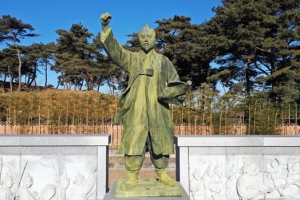 친일 작가의 ‘전봉준 동상’ 철거… 이순신 동상도?