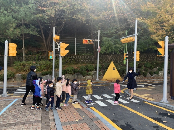 서울 양천구의 ‘양천구 어린이 교통안전 교육장’에서 어린이들이 건널목을 건너는 교육을 받고 있다. 양천구 제공