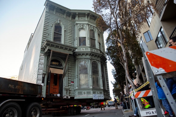 지난 21일(현지시간) 미국 샌프란시스코 프랭클린 807거리에 있던 1882년 영국 빅토리아 양식으로 지어진 2층짜리 집 한 채가 대형 트럭에 실려 옮겨지고 있다. 로이터 연합뉴스
