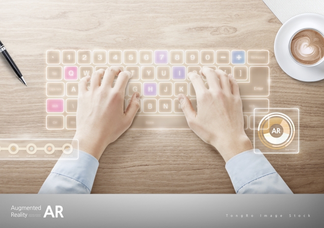 특허청은 23일 가상 키보드와 홀로그램 상표 등 새로운 유형의 디지털 신기술을 지식재산으로 보호하는 내용의 ‘인공지능·데이터 기반의 디지털 지식재산 혁신 전략’을 국무총리 주재로 열린 제28차 국가지식재산위원회에 보고했다. 사진은 가상 키보드. 출처 클립아트코리아