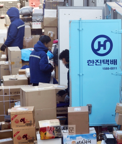 서울의 한 한진택배물류센터에서 노동자들이 택배를 분류하고 상하차 작업을 하고 있다. 서울신문DB