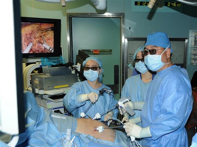 김종만 삼성서울병원 교수가 간 복강경 절제술을 시행하고 있다. 삼성서울병원 제공