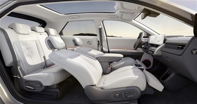 현대자동차가 온라인을 통해 공개한 전기차 ‘아이오닉5’의 내부 모습. 전기차 전용 플랫폼(EGMP)이 처음 적용되면서 넓고 쾌적한 실내 공간을 자랑한다. 현대차 제공