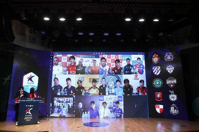 27일 개막을 앞둔 프로축구 K리그2 10개 구단 감독 및 대표 선수 20명이 23일 서울 종로구 아산정책연구원에서 개최된 미디어데이에서 각오를 밝히고 있다. 한국프로축구연맹 제공