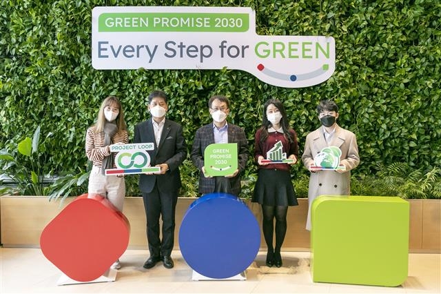 김교현(가운데) 롯데케미칼 대표이사가 지난 2일 롯데 화학BU의 친환경 목표인 ‘그린 프로미스 2030’을 선언하고 있다. 롯데케미칼 제공