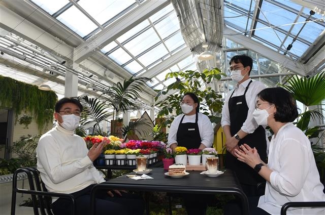 오승록(왼쪽) 노원구청장이 지난 19일 불암산 나비정원 뒤쪽에 마련한 ‘노원정원지원센터’에서 직원들과 향후 운영방향에 대해 얘기하고 있다. 노원구 제공