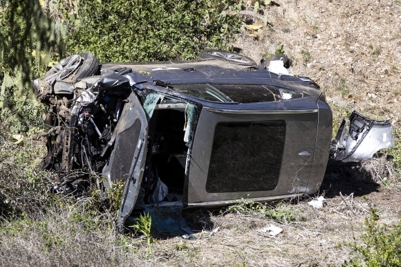미국의 ‘골프 황제’ 타이거 우즈의  스포츠유틸리티차(SUV) 차량이 23일(현지시간) 캘리포니아주 로스앤젤레스 랜초 팔로스버디스 구역에서 전복되는 사고가 발생한 후 차량이 크게 훼손된 채 도로 옆 산비탈에 쓰러져 있다. EPA 연합뉴스
