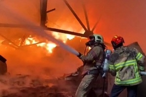 [포토] 인천 가구공장서 화재… 화마와 싸우는 소방대원들