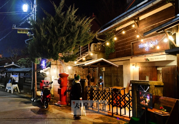 일본인 가옥거리 가운데쯤에 있는 ‘까멜리아’. TV드라마 ‘동백꽃 필 무렵’에서 동백(공효진 분)의 가게로 나왔던 곳이다.