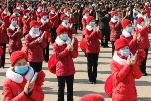 [포토] ‘마스크 쓰고 박수’ 북한 궐기모임 여성 참가자들