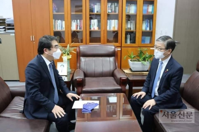 양기대(왼쪽) 의원이 변창흠 국토부장관과 광명시흥지구 개발방안에 대해 논의했다.