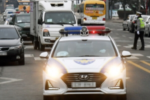 ‘백신 맞으면 사망’ 전단 붙이다 잡히자 “한글 몰라” 발뺌한 60대