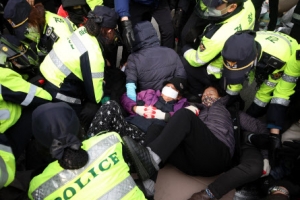 [포토] 사드기지 차량 반입… 주민·경찰 충돌 ‘아수라장’