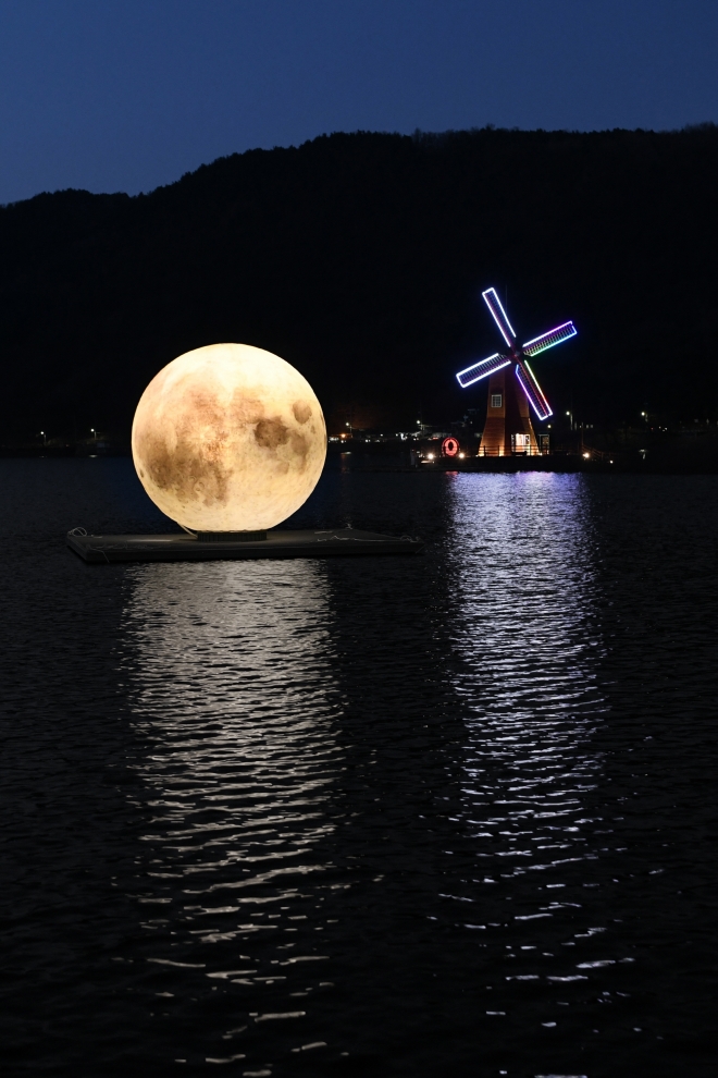 210225_’송해공원에 달 떴소’, 달성군, 송해공원 옥연지에 보름달 조형물 설치_01.jpg