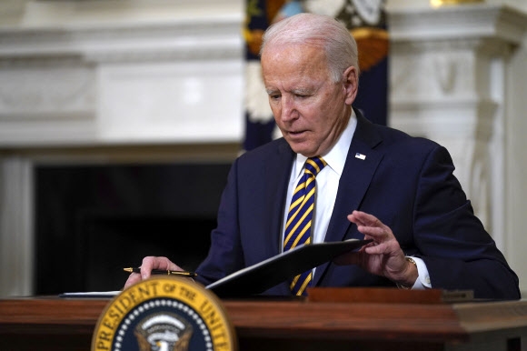 조 바이든 미국 대통령이 24일(현지시간) 백악관에서 핵심 품목 공급망을 검토하도록 한 행정명령에 서명을 하고 있다. AP