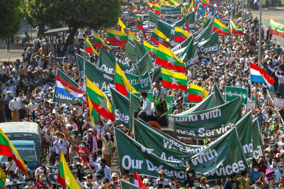 미얀마 군부 지지 세력이 양곤에서 25일 시위를 벌이고 있다. 연합뉴스.