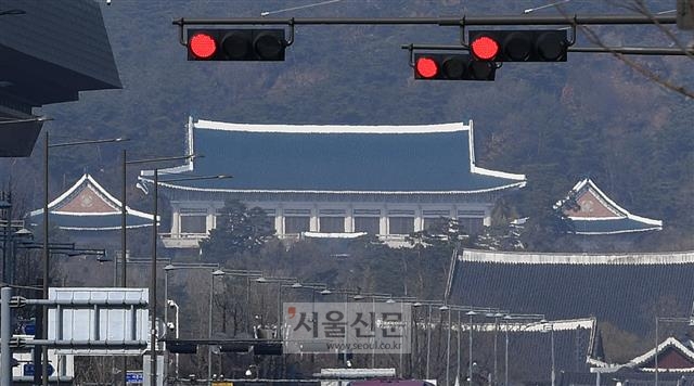 검찰개혁 속도 조절론을 두고 당청이 엇박자를 내고 있다는 논란이 지속되는 가운데 지난 21일 서울 광화문광장에 있는 빨간 신호등 너머로 청와대의 모습이 보이고 있다. 오장환 기자 5zzang@seoul.co.kr