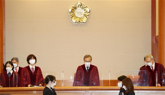 유남석(가운데) 헌법재판소장과 헌법재판관들이 25일 오후 서울 종로구 헌재 대심판정으로 들어서고 있다. 뉴스1