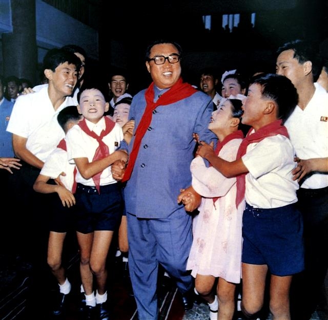 시찰지에서 학생들에게 둘러싸인 김일성 주석. 북한 주민들에게 그의 이미지는 자애로운 아버지나 다름없었다. 서울신문 DB